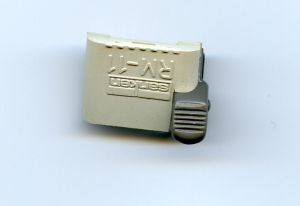 Резиновый крепеж с зажимом Sanken RM-11C светло-серого цвета для петличного микрофона Sanken COS11D ― TBS Инжиниринг
